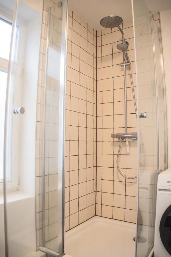 Doppelbett In Heller Wohnung Hamburg Kültér fotó